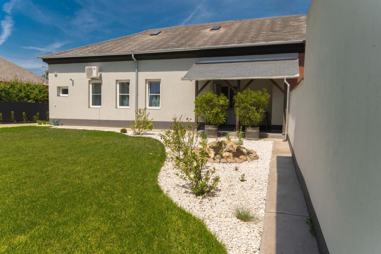 Kunfoglalás Apartmanház Kisujszallas Exterior foto